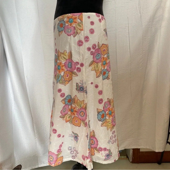 First Issue Liz Claiborne floral print eyelet skirt size 8. - Picture 2 of 4